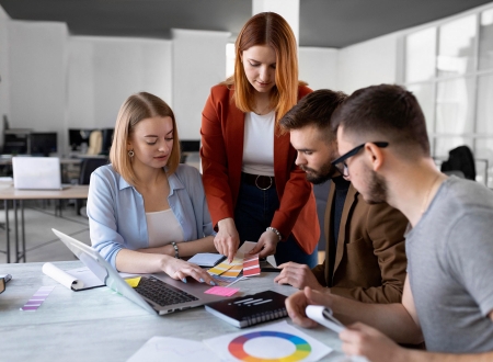 Teamarbeit - Farbpalette Besprechnung, bei Modern Media Expert